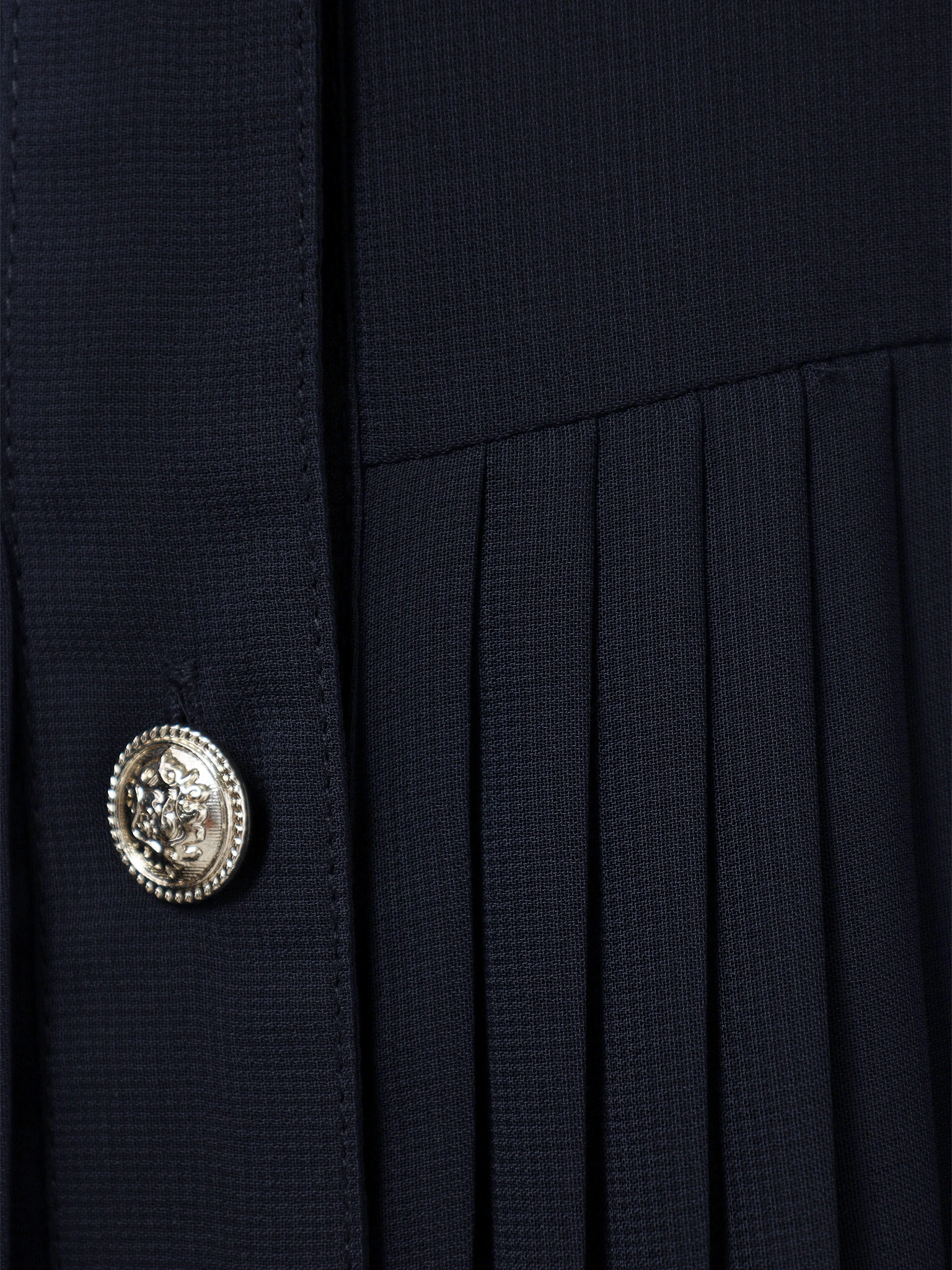 Платье с плиссированной юбкой темно-синего цвета на подкладке